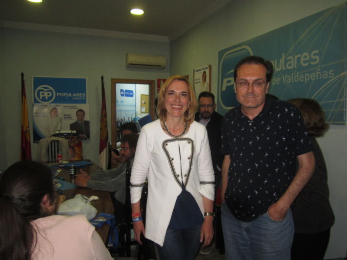candida tercero molina y antonio jesus almarza garcia en la derrota electoral del 26M en Valdepeñas